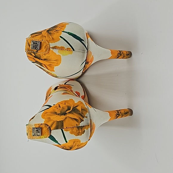 Ivanka Trump Heels - Picture 3 of 8